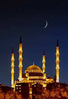 Edirne’deki Selimiye Cami ve İstanbul’daki Sultan Ahmet (Mavi) Cami’nin mimari tarzlarından esinlenilen Kocatepe, özel 16. yüzyıl dokunuşuyla 20. yüzyılda inşa
