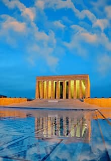 Türkiye Cumhuriyeti’nin kurucusu Mustafa Kemal Atatürk’ün ebedi istirahatgâhı olarak yaptırılan anıt mezar Anıtkabir, Türk Milleti’nin Atatürk’e duyduğu büyük s