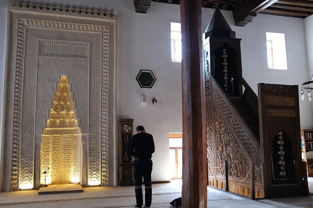 Ankara Kalesi’nin Koyunpazarı bölgesinde bulunan cami, 1331-1389 yılları arasında inşa edilmiştir. Yarı dinî bir zanaatkarlar derneği olan Ahilerin lideri olan