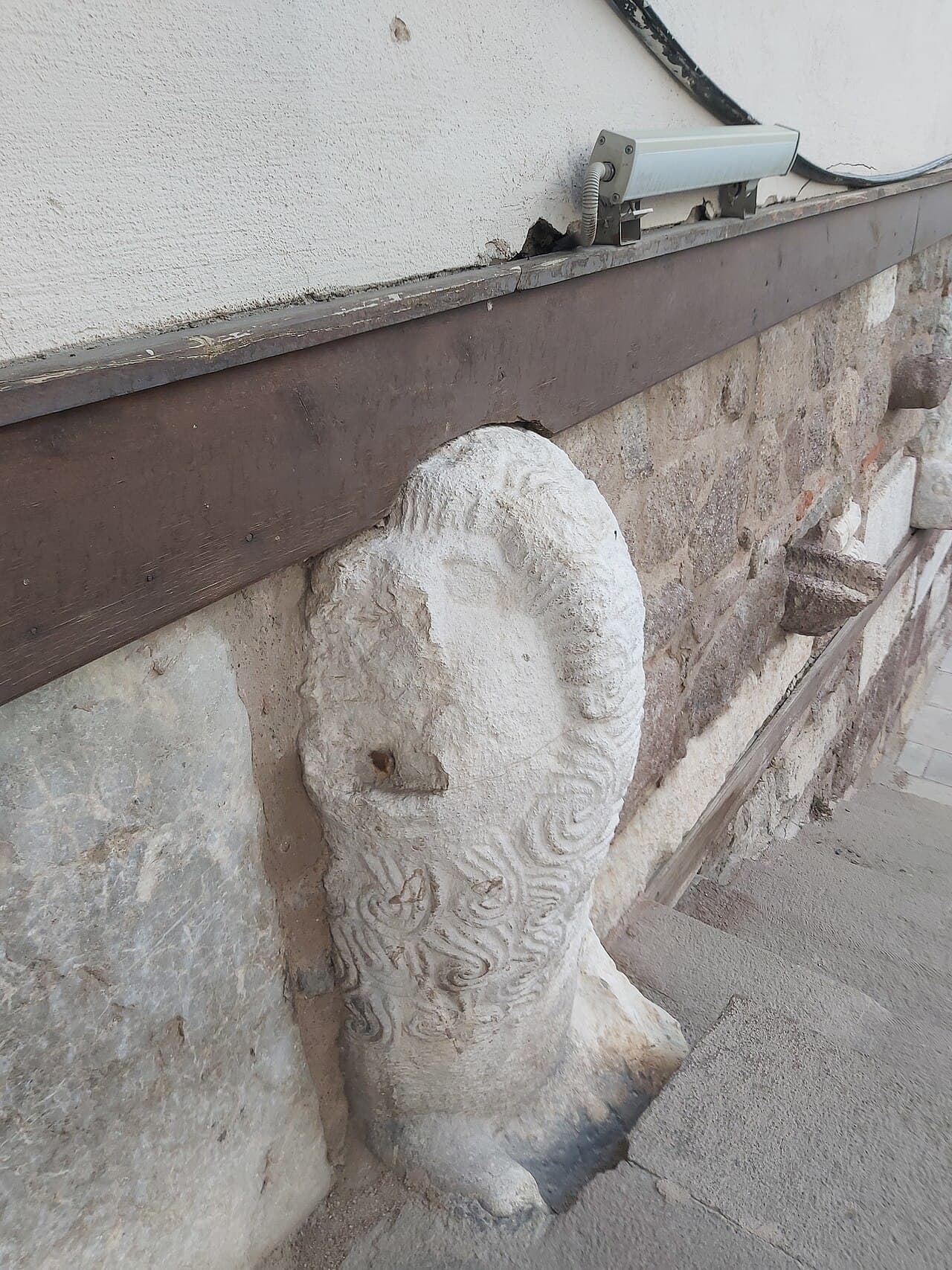 Ankara Kalesi’nin yanındaki cami, Türkiye’nin halen ayakta olan en eski camilerinden biridir. 1290 yılında Anadolu Selçukluları döneminde inşa edilmiştir. Camiy