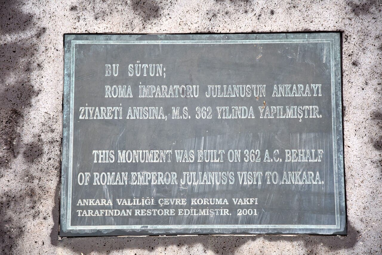 Yaklaşık 15 metre yüksekliğindeki sütun, yığma taş kullanılarak inşa edilmiştir. Korint şapkalı ve yivli bir gövdeye sahip bir halka şeklindedir. Başkentin kuze