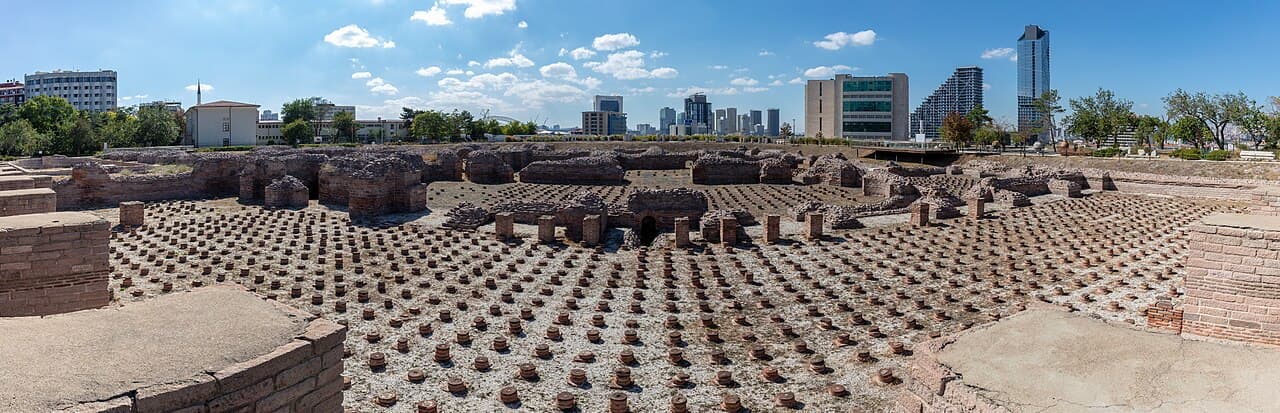 Roma Hamamları, 3. yüzyılda Septimius Severus’un oğlu Roma İmparatoru Caracalla tarafından Sağlık Tanrısı Asklepios adına inşa edilmiştir. Bugün, antik hamam ko